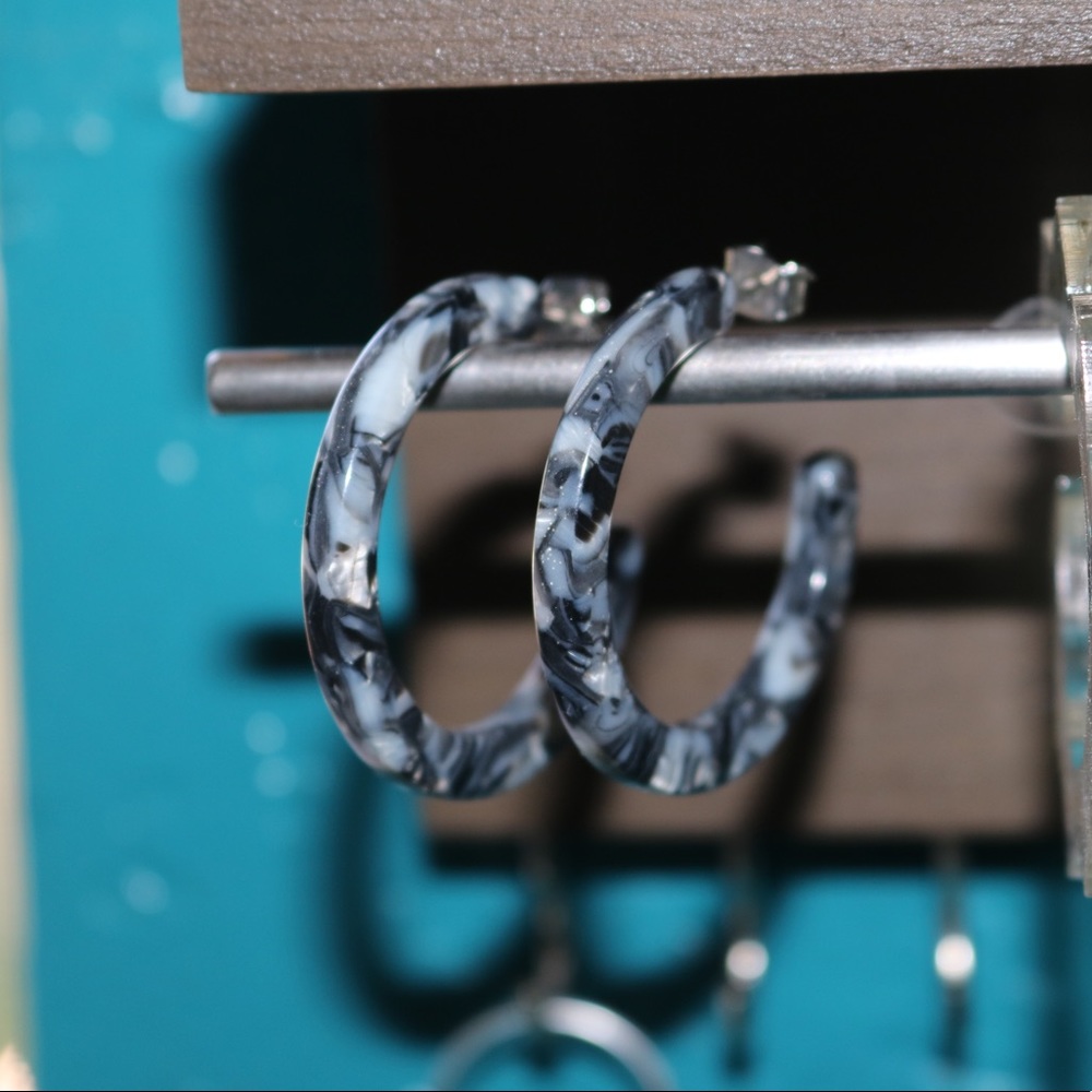Fun marbelized gray hoops earrings